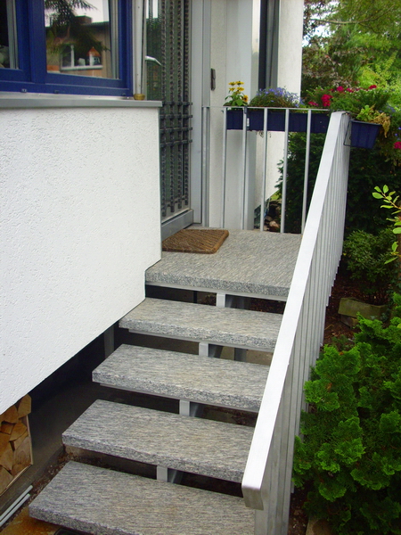 einwangige Treppe mit geraden Stufen
