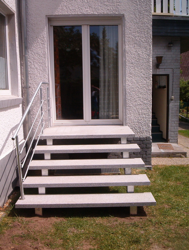 Treppe mit geraden breiter werdenden Stufen