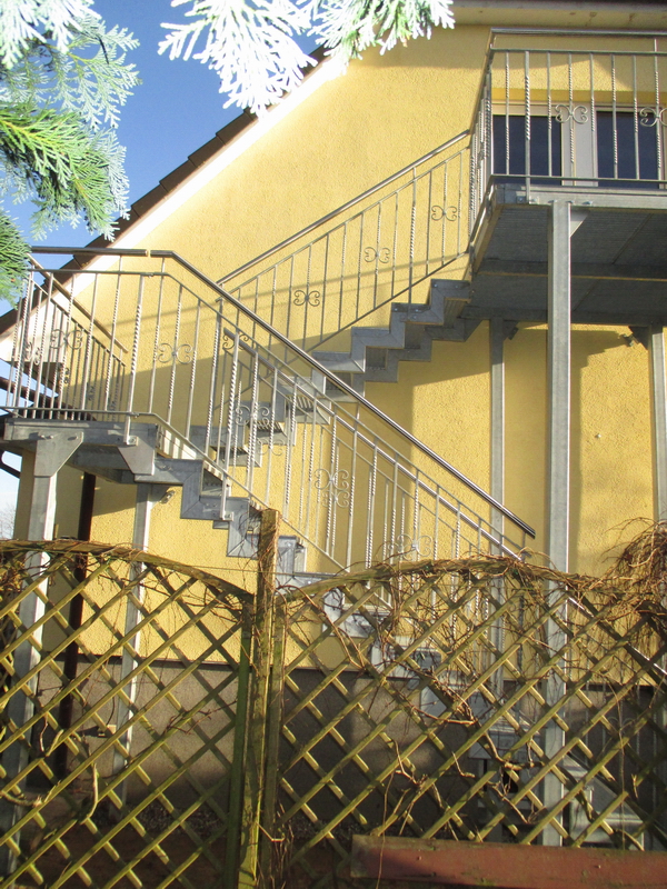 Stahltreppe mit Geländer seitliche Perspektive